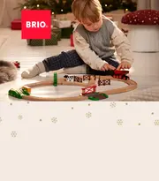 en pojke som leker med brio tågbana