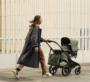 Kvinna på promenad med Bugaboo Fox 5 i stadsmiljö