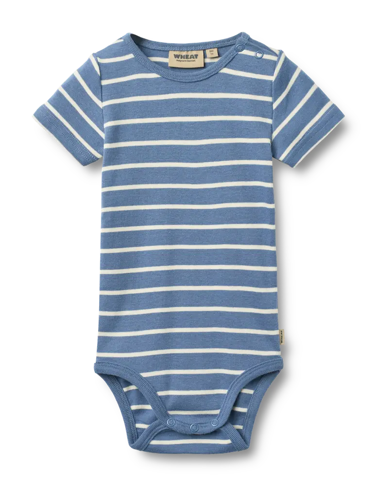 Edvald Kortärmad Body - Blue Stripe - 62 | Barnkläder - Bodys & overaller - Kortärmad body | BabyMode