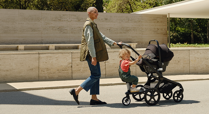 Mamma går med babyskydd i sin Bugaboo Fox 5 Renew-barnvagn