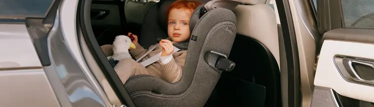 Bilbarnstol med bas & tillbehör Fynd