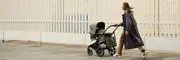 Kvinna på promenad med Bugaboo Fox 5 i stadsmiljö