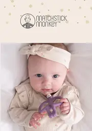 en bebis med en leksak i munnen