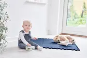 en pojke på en bekids lekmatta