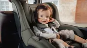 Bilbarnstol monteras med ISOFIX i bilens baksäte.