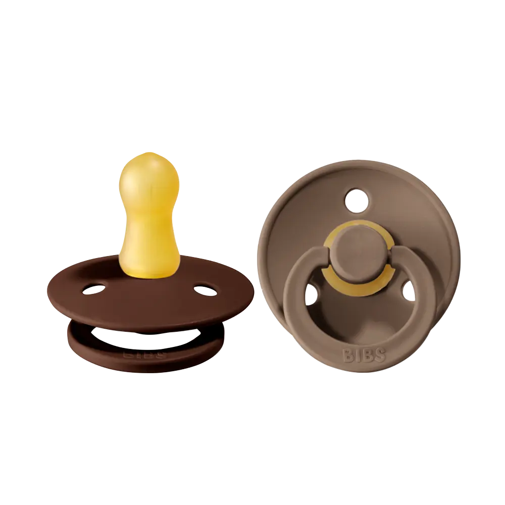 Napp Colour 2-pack Latex Rund 0-6 mån - Mocha/Dark Oak | Baby & Barn - Sköta - Nappar | BabyMode
