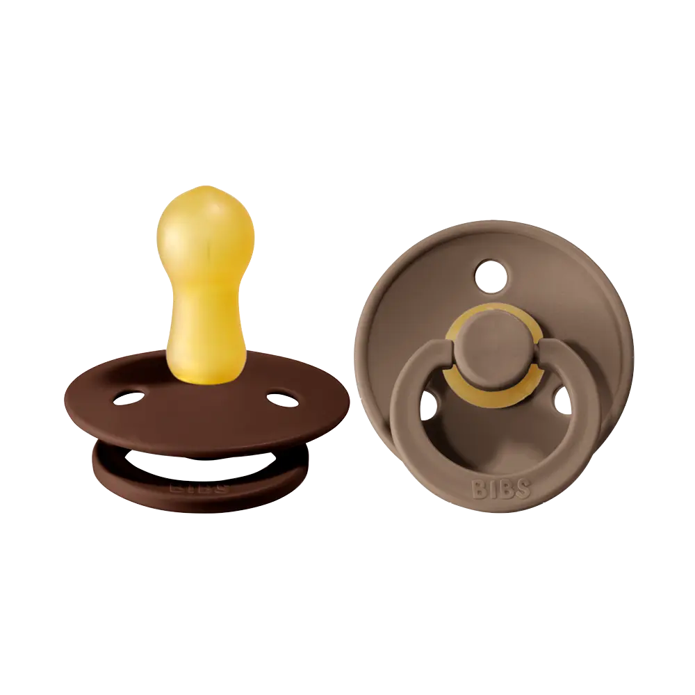 Napp Colour 2-pack Latex Rund 6-18 mån - Mocha/Dark Oak | Baby & Barn - Sköta - Nappar | BabyMode
