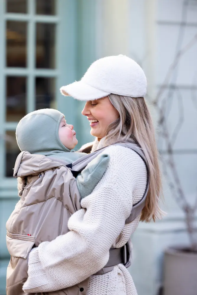 Voksi® Carrier Cover - Dark Sand | Baby & Barn - Bärselar & bärsjalar | BabyMode