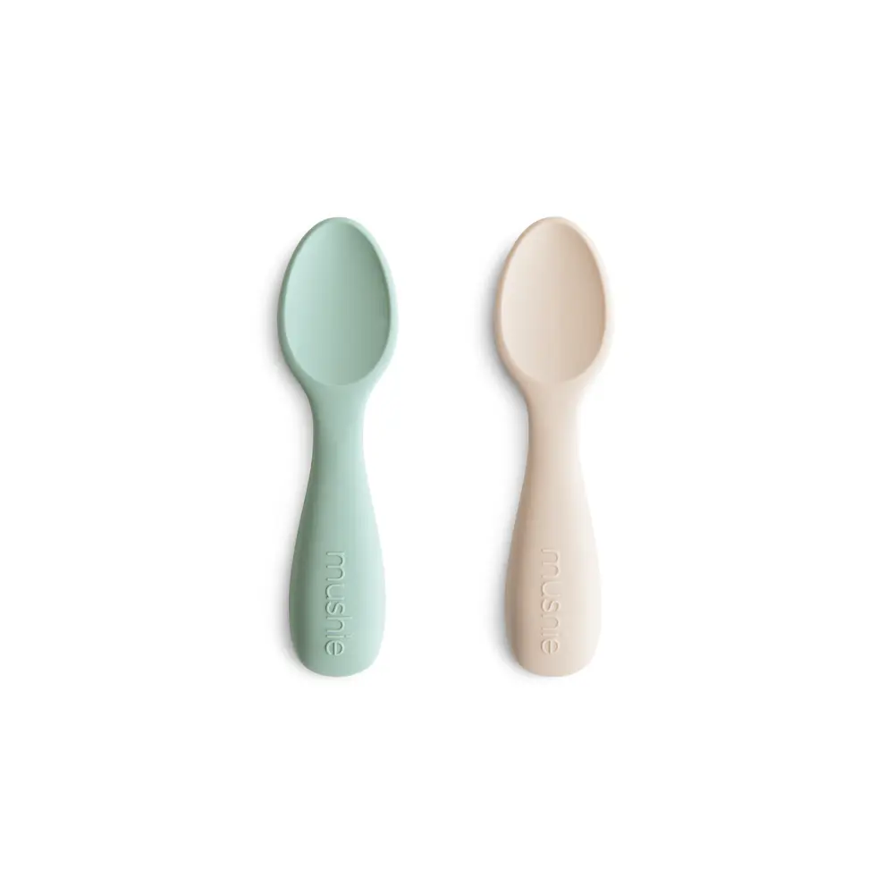 Mushie Korta Babyskedar 2-Pack - Cambridge Blue/Shifting Sand | Baby & Barn - Äta - Bestick | BabyMode