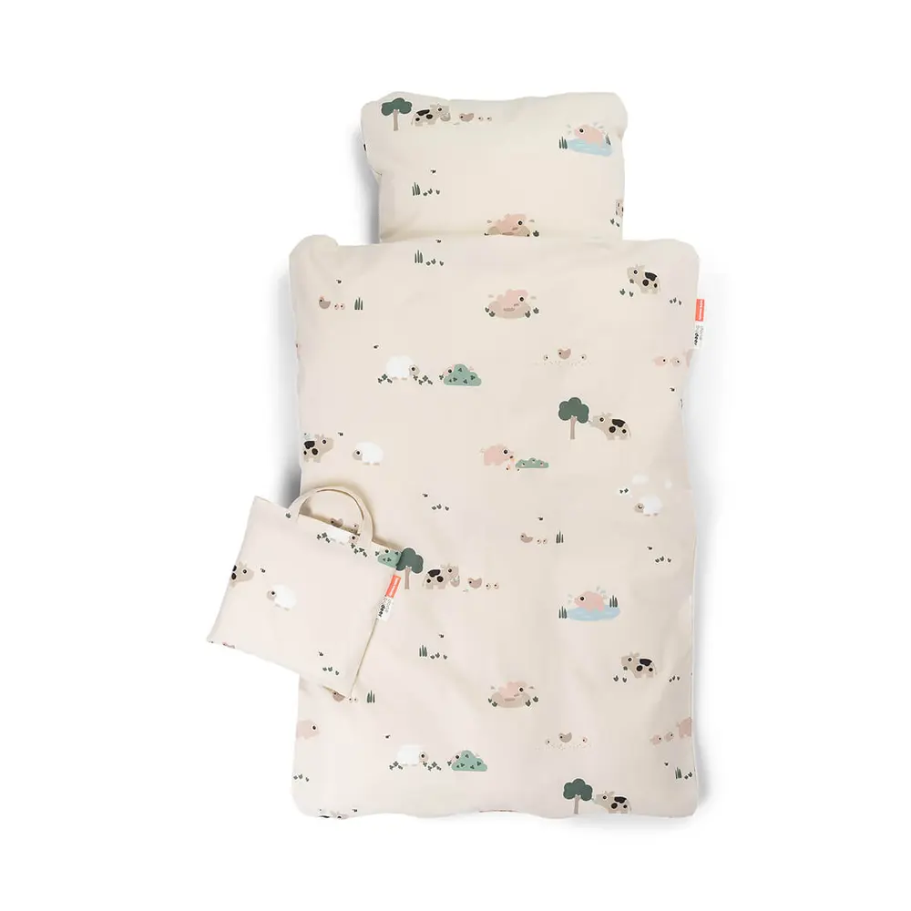 Done By Deer Baby Bäddset 70x100 cm - Tiny Farm Sand | Barnrum - Textilier - Sängkläder - Sängkläder för barn | BabyMode