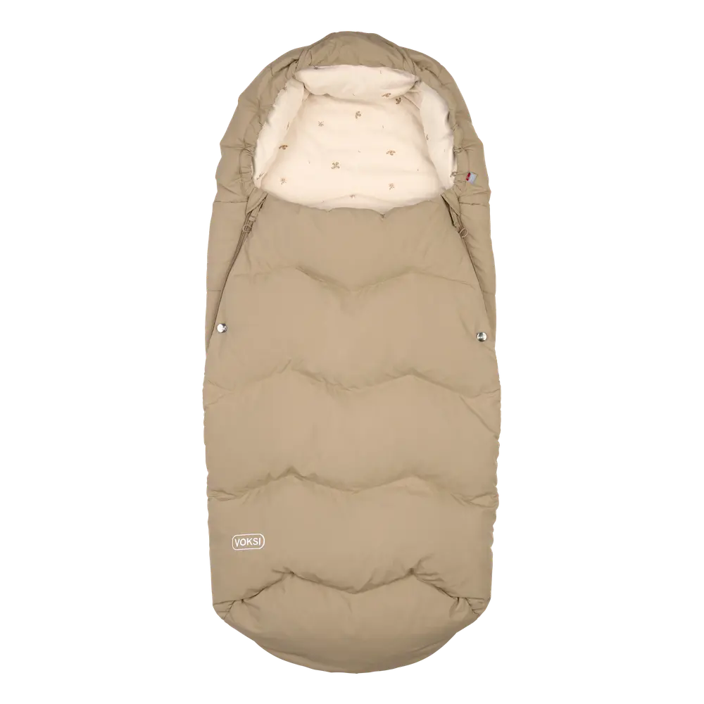 Voksi® Explorer Åkpåse - Dark Sand Clover | Barnvagnar - Barnvagnstillbehör - Åkpåsar | BabyMode