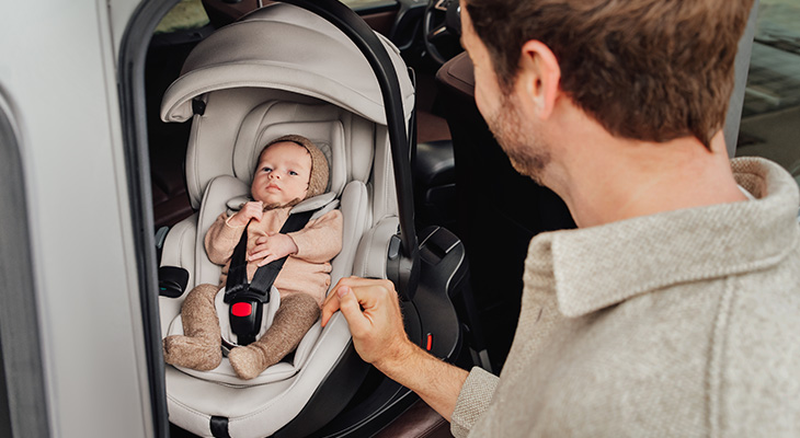 Bild 2: Säkerhet och placering av barn och bilbarnstol i bilen